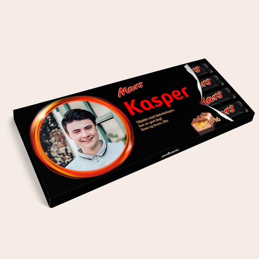 Mega Mars Chokolade med navn og billede Denne personlige Mega Mars chokolade er printet med et billede af en glad ung mand og navnet Kasper.
