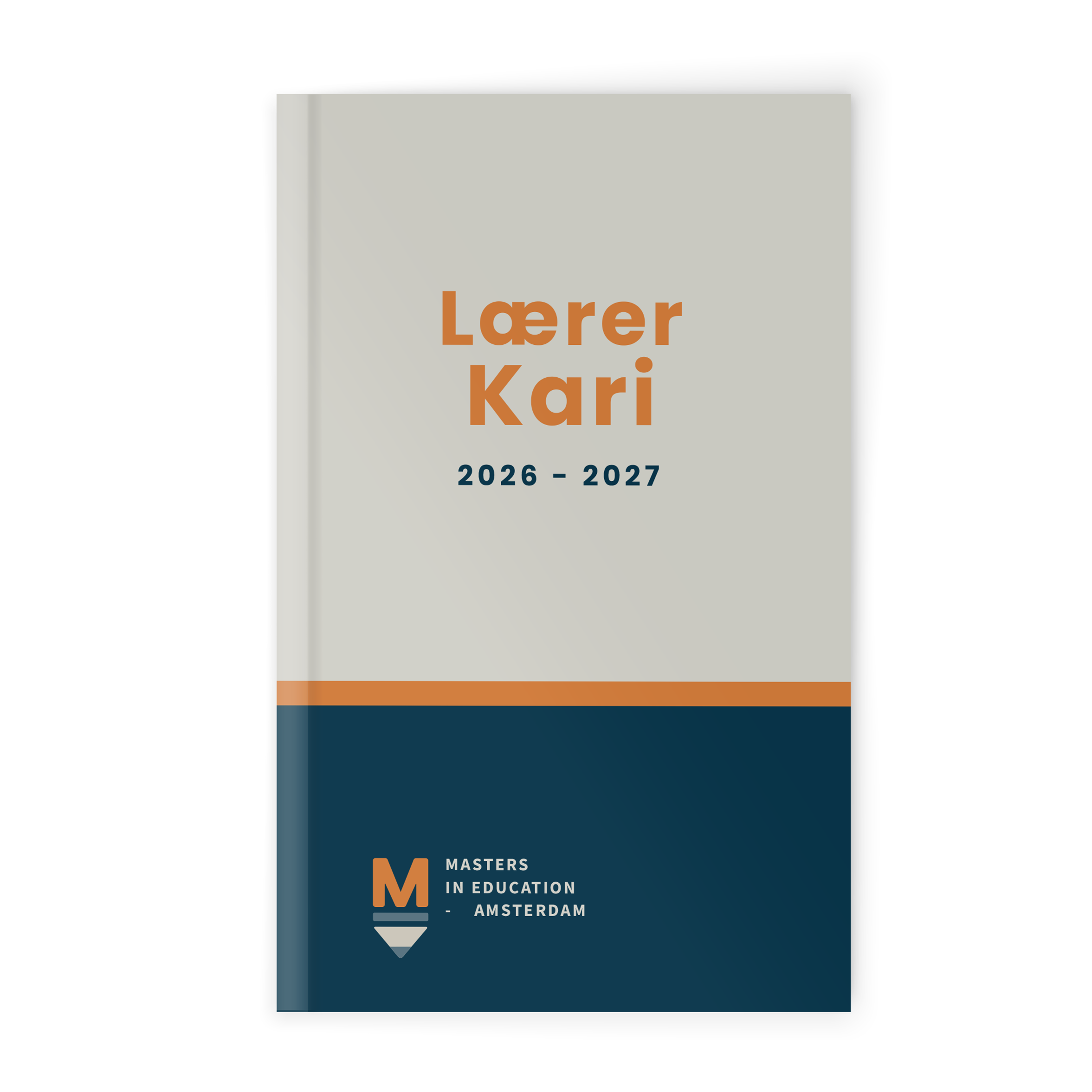 Personlig skoledagbok 2026/2027 innbundet, med "Lærer Kari" og årstall trykt på omslaget. Kan tilpasses med navn.