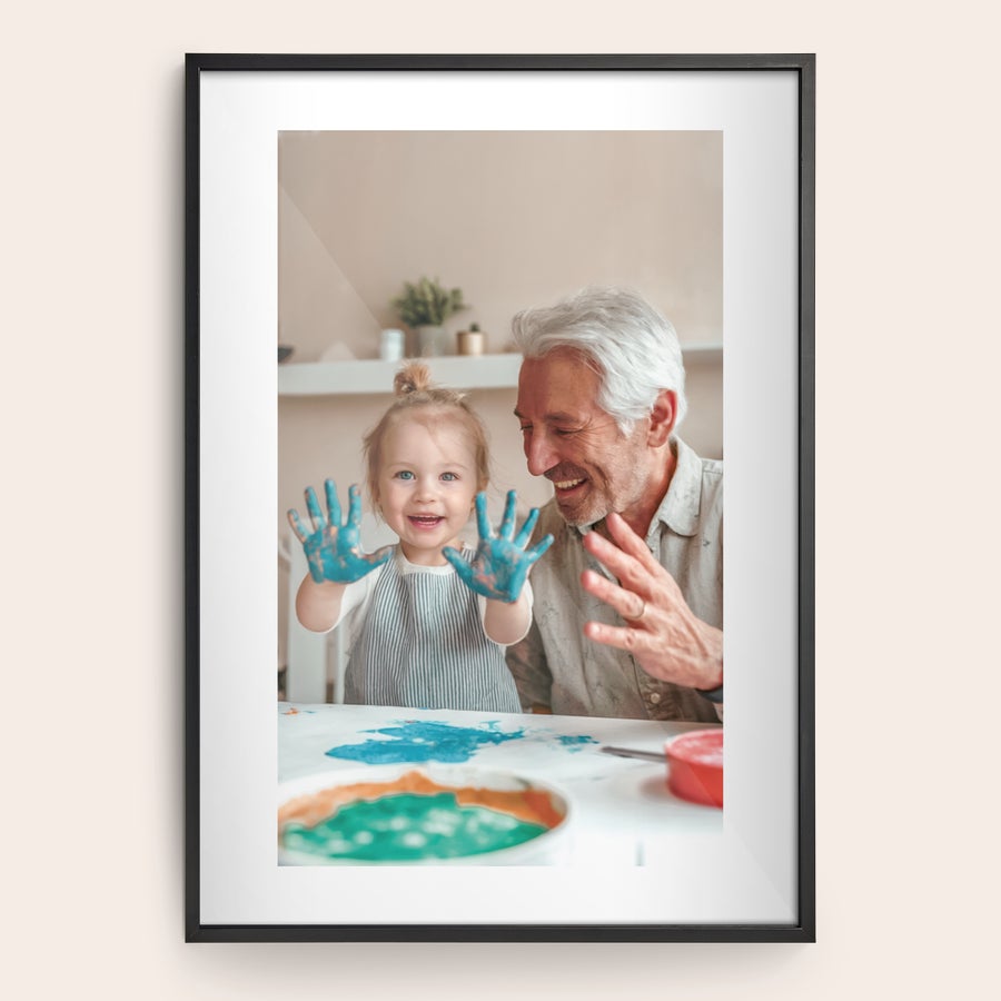 Fotodruck mit Rahmen Gerahmtes Foto einer lachenden Familie, gedruckt auf Posterpapier. Personalisiere dein Foto mit Rahmen.