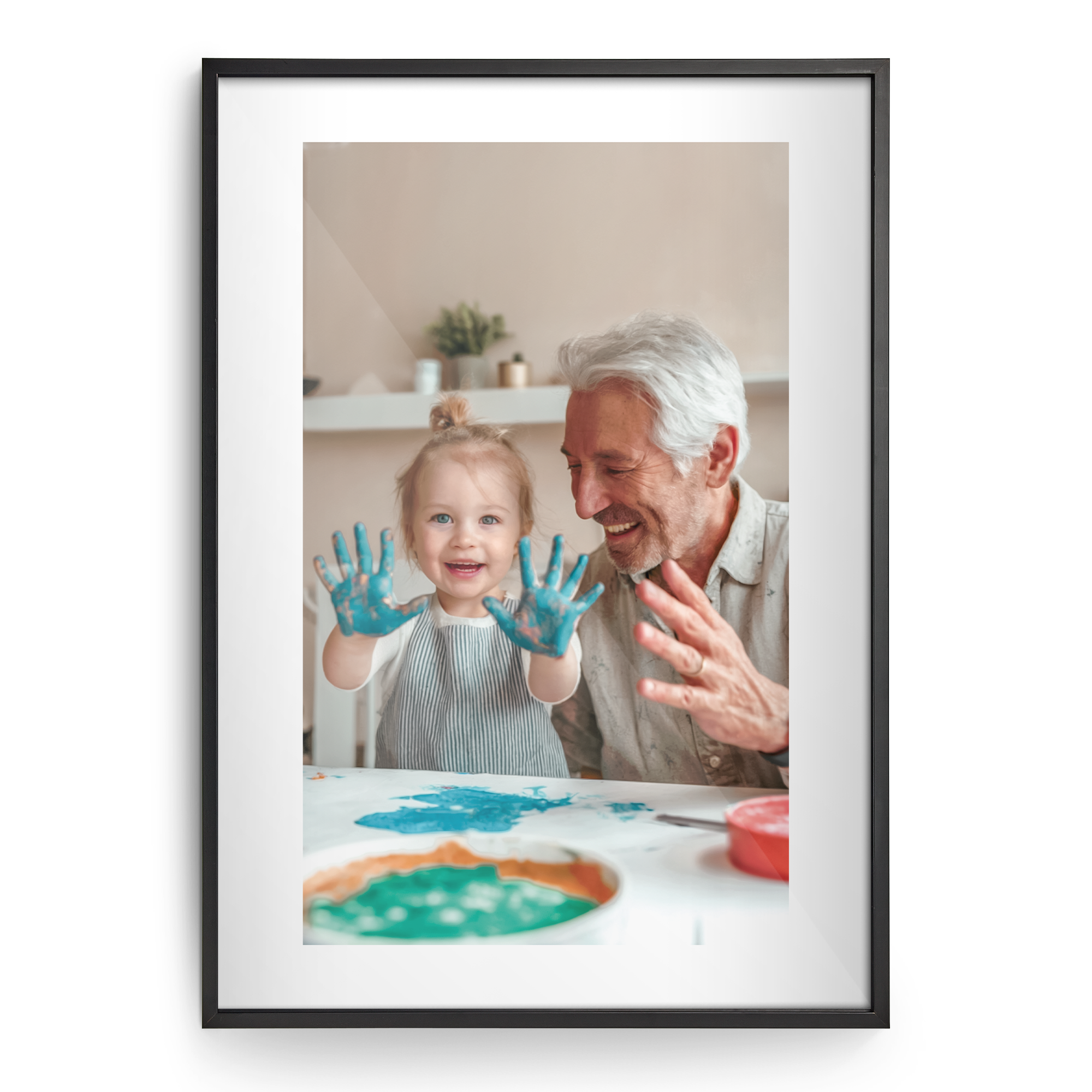 Poster personalizat cu ramă neagră din lemn de stejar, imprimat cu fotografia unei fetițe și a unui bunic, cu mâinile pline de vopsea albastră.