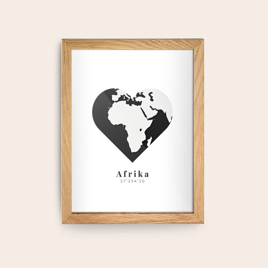 Fotografie înrămate Poster personalizat cu hartă a Africii în formă de inimă, imprimat cu textul "Afrika 27°23'4"20" și ramă din lemn.