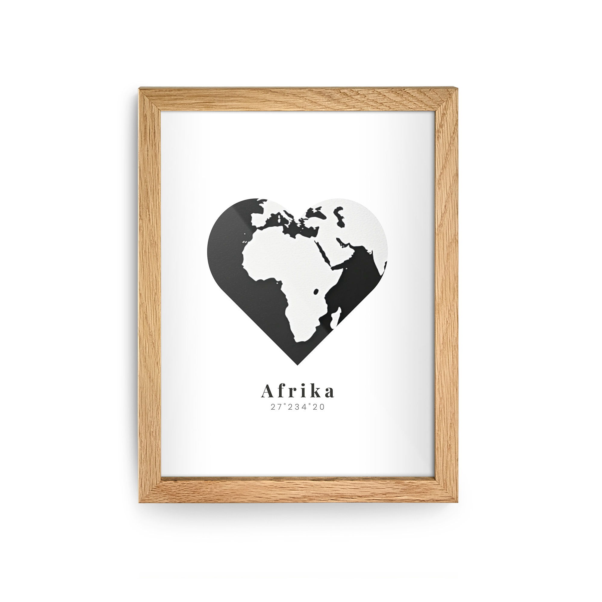 Personlig affisch i träram med tryckt karta över Afrika och texten "Afrika 27°23'4°20" som en fin fotomoment.