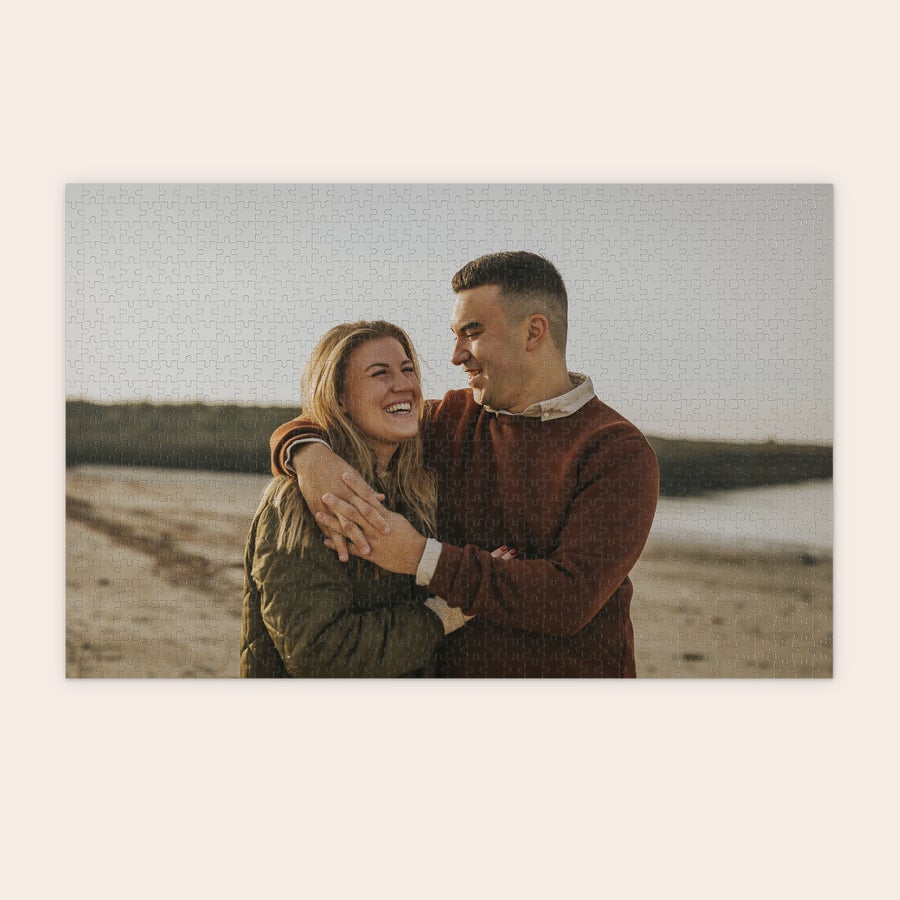 Puzzle con foto o texto Puzzle con foto de pareja feliz abrazándose, impreso con imagen personalizada para crear un puzzle original.