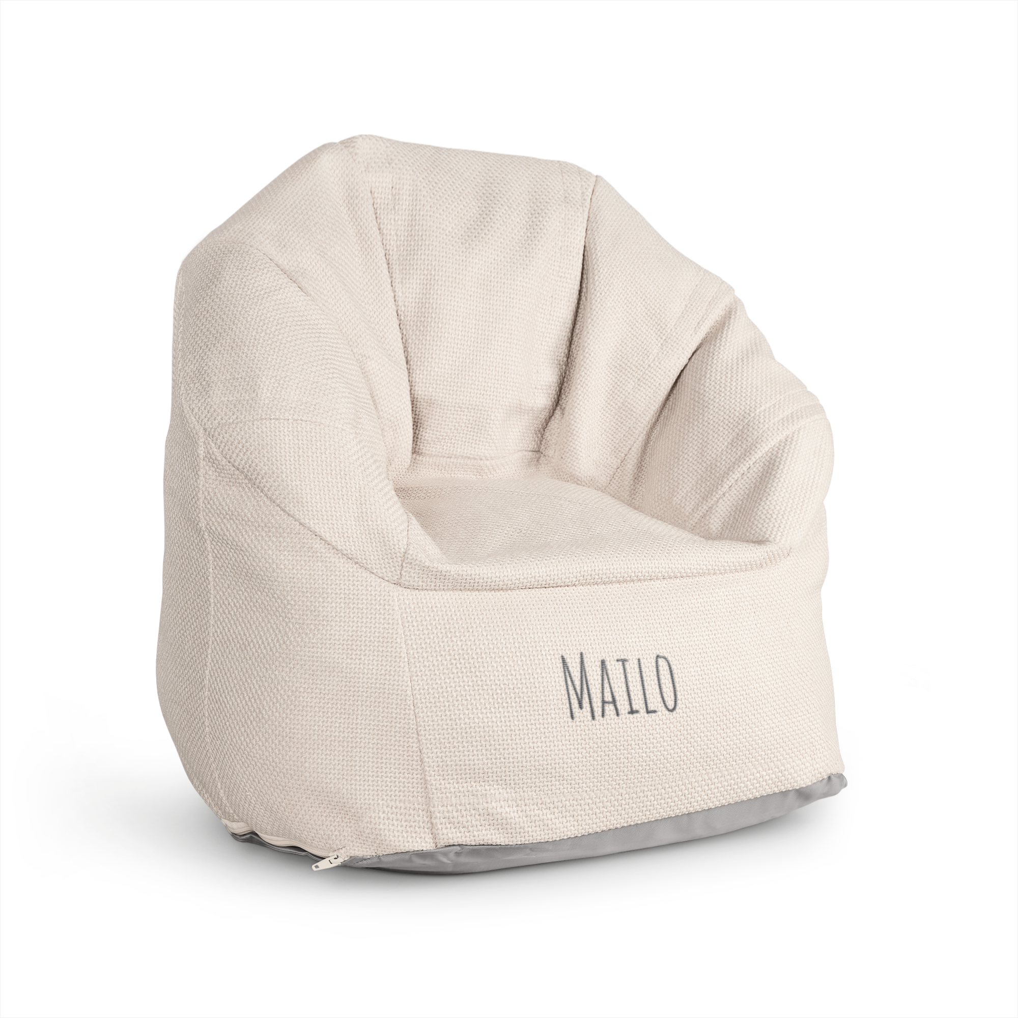 Beiger Kindersitzsack, bestickt mit dem Namen MAILO in Dunkelgrau, mit sichtbarem Reißverschluss an der Seite