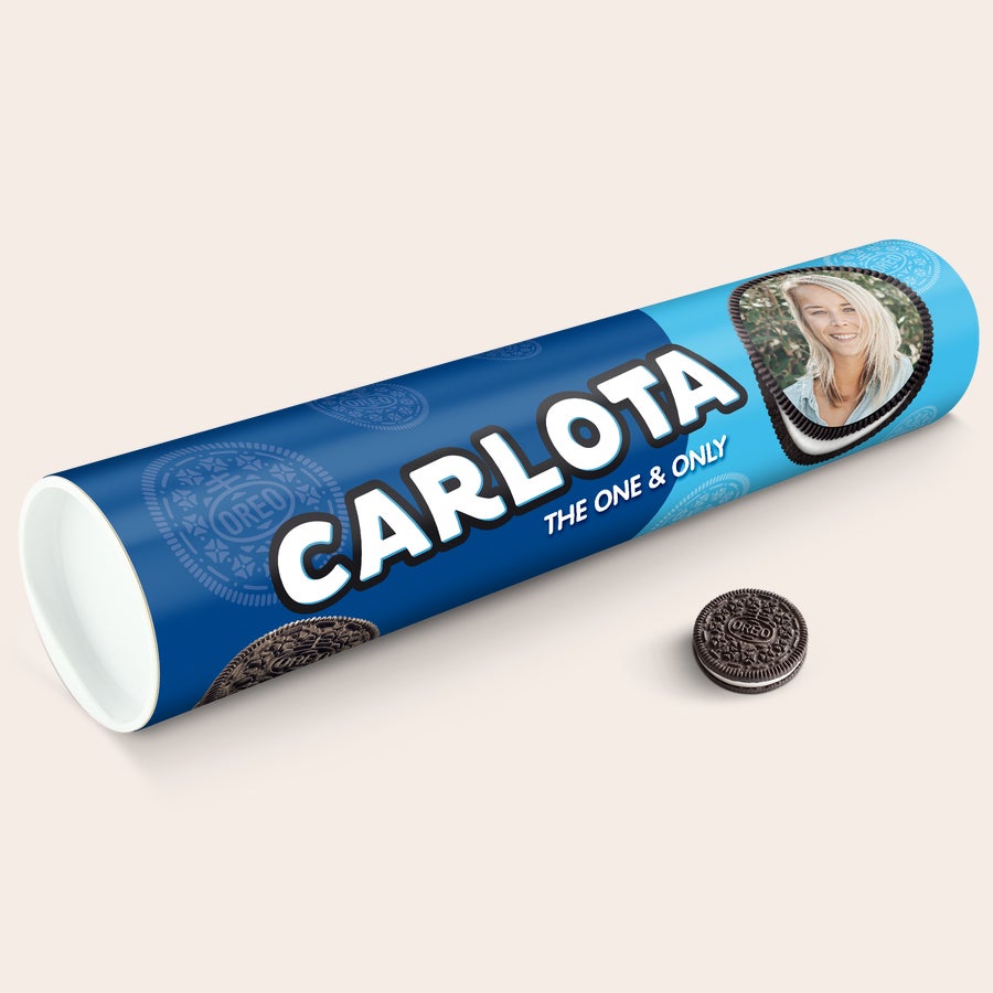 Tubo de regalo XXL personalizado de Oreo Tubo de regalo Mega Oreo azul oscuro personalizado con la foto de una mujer rubia sonriendo y el nombre "CARLOTA" impreso.