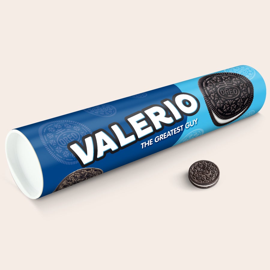 Tubo regalo Oreo XXL personalizzato Tubo regalo Oreo XXL personalizzato blu con nome Valerio stampato e un biscotto Oreo di fianco per intenditori di biscotti