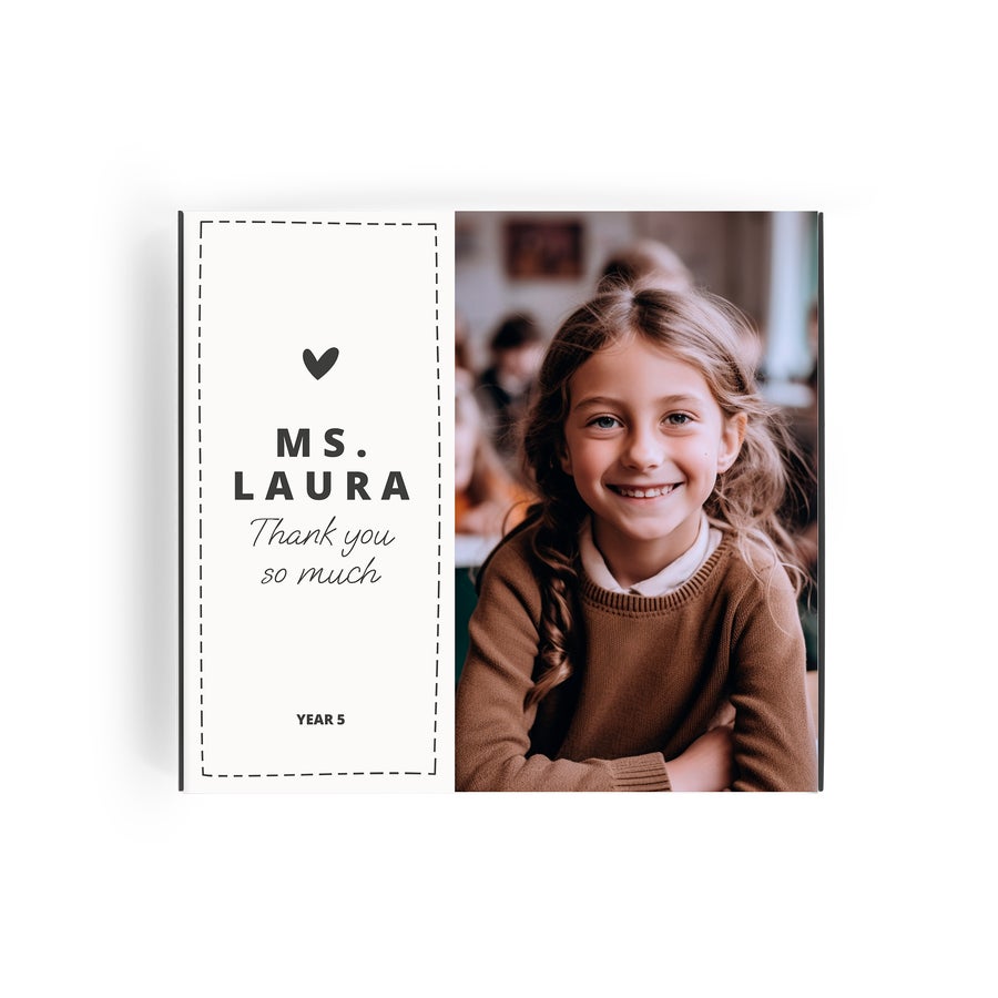 Povedz to s darčekovou krabičkou Milka - Ďakujem Personalizovaná darčeková krabička Milka s potlačenou fotografiou usmievajúceho sa dievčaťa a textom Ms Laura Thank you so much Year 5