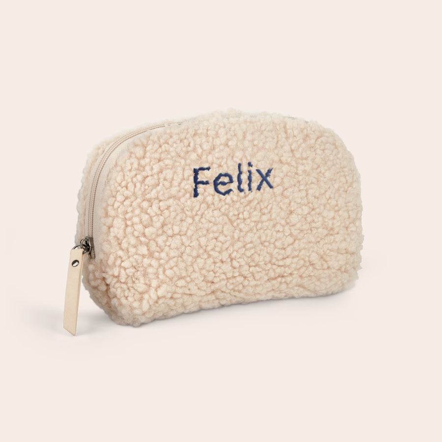 Personanpassad teddynecessär - Camel Mjuk necessär i teddy med "Felix" broderat i blått. Perfekt att överraska dina nära och kära med en personlig necessär.
