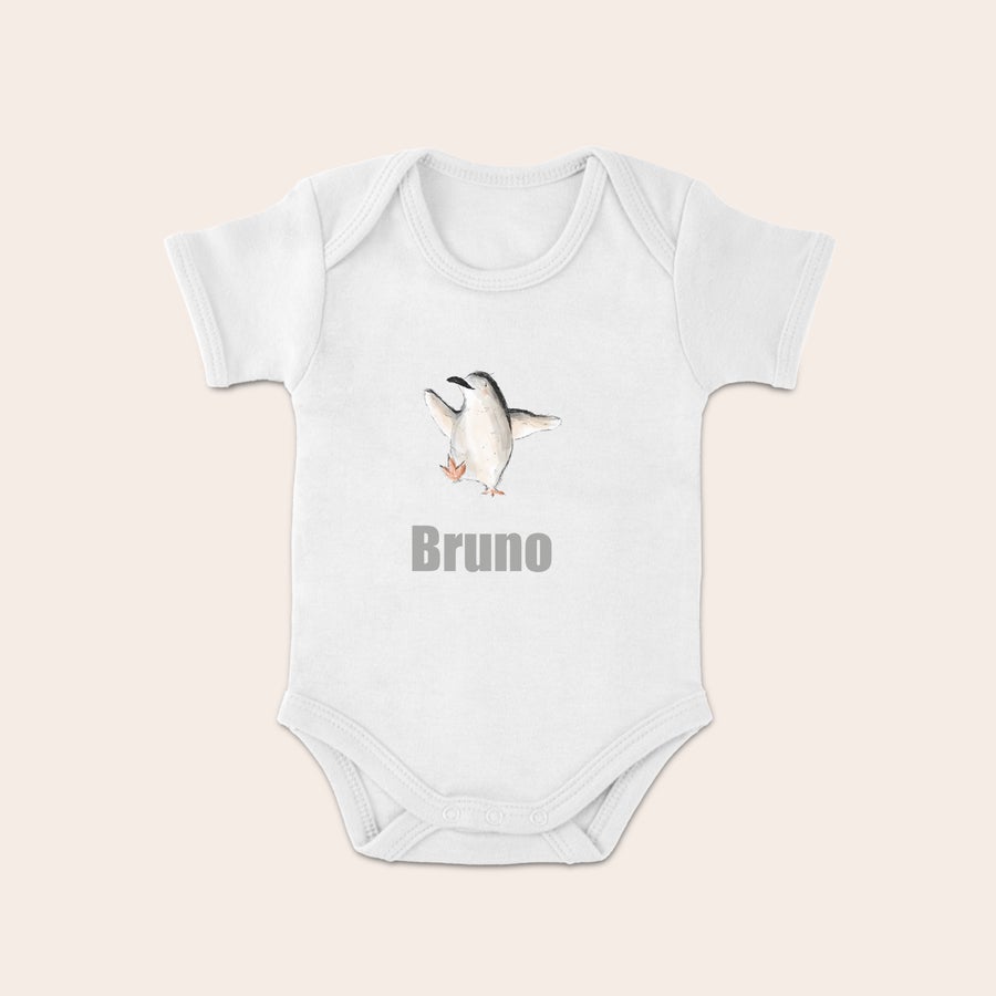 Baby Body bedrucken Weißer Babybody mit Pinguin-Motiv und dem Namen Bruno bedruckt. Lass einen originellen Babybody bedrucken.