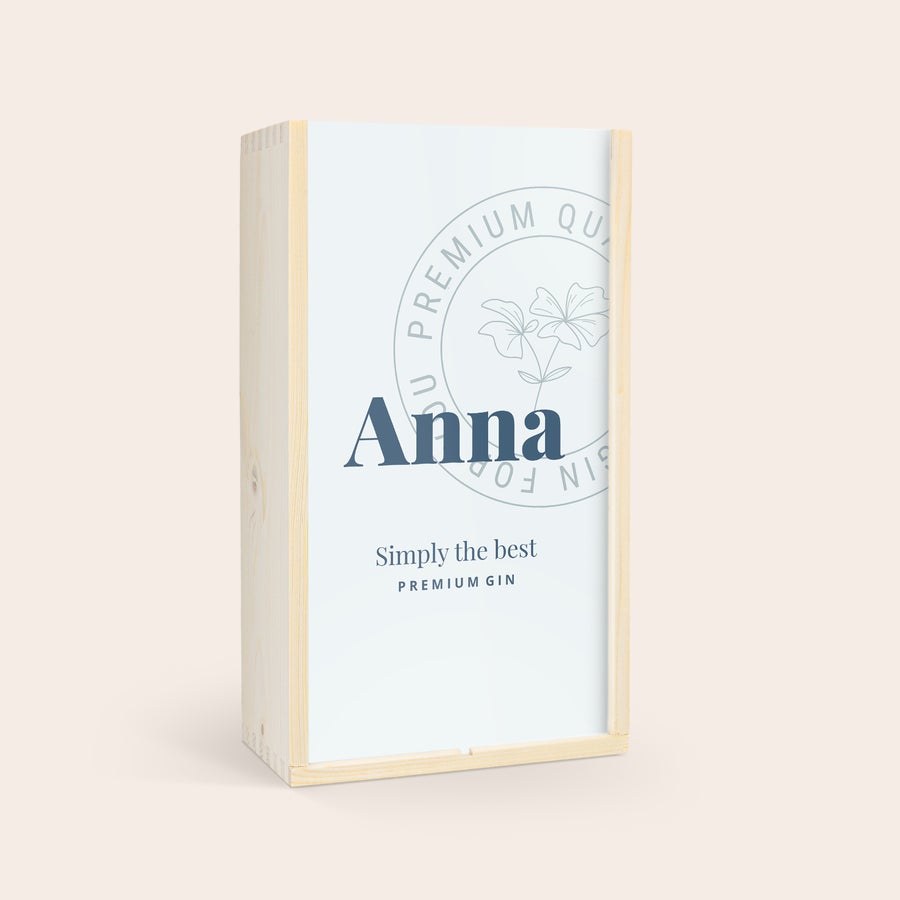Conjunto de gin y tonic - Bombay Saphire Caja de madera personalizada con el nombre "Anna" impreso y flores, para un elegante set de gin y tonic.