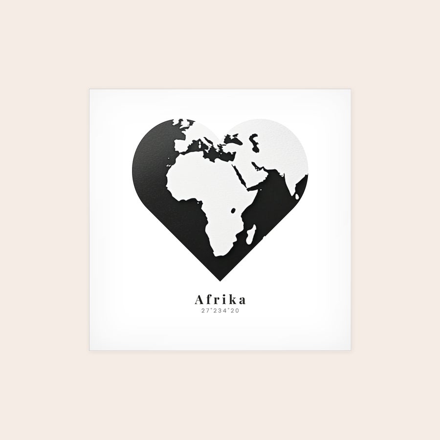 Juliste valokuvalla Mustavalkoinen juliste, jossa on sydämenmuotoinen Afrikan kartta ja teksti Afrika 27°234''20. Ikuista suosikkihetkesi tähän upeaan valokuvajulisteeseen.