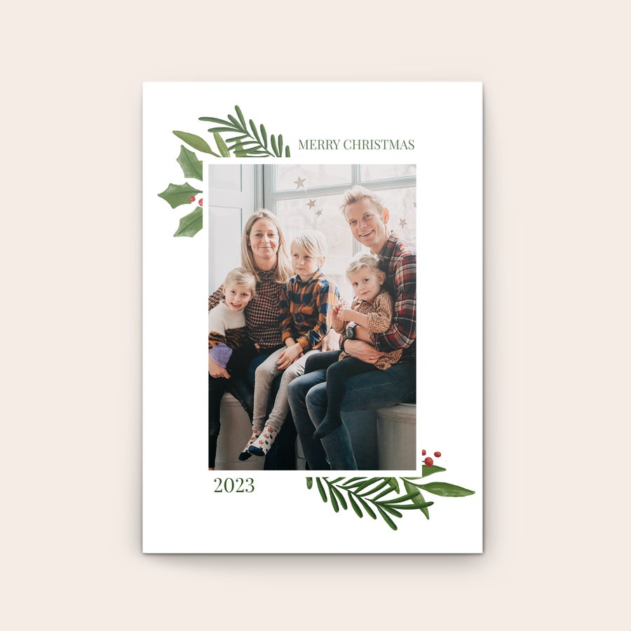 Tarjeta de Navidad Una tarjeta de felicitación personalizada para regalar en Navidad, impresa con foto de familia, texto "Merry Christmas" y año 2023.