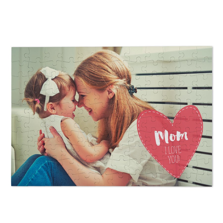 Puzzle Deň matiek s vytlačenou fotkou matky a dieťaťa a textom Mom I love you