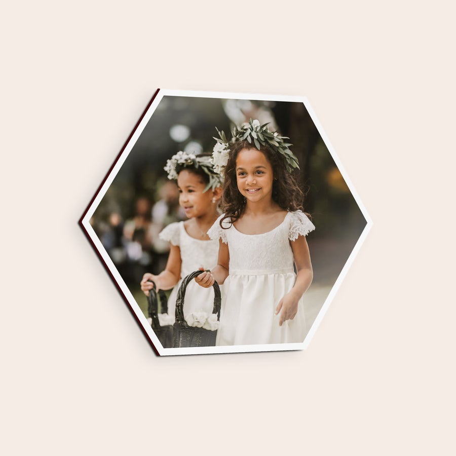 Panneaux muraux géométriques personnalisés Panneau mural en bois hexagonal personnalisé, imprimé avec une photo de deux petites filles souriantes et couronnées de fleurs.