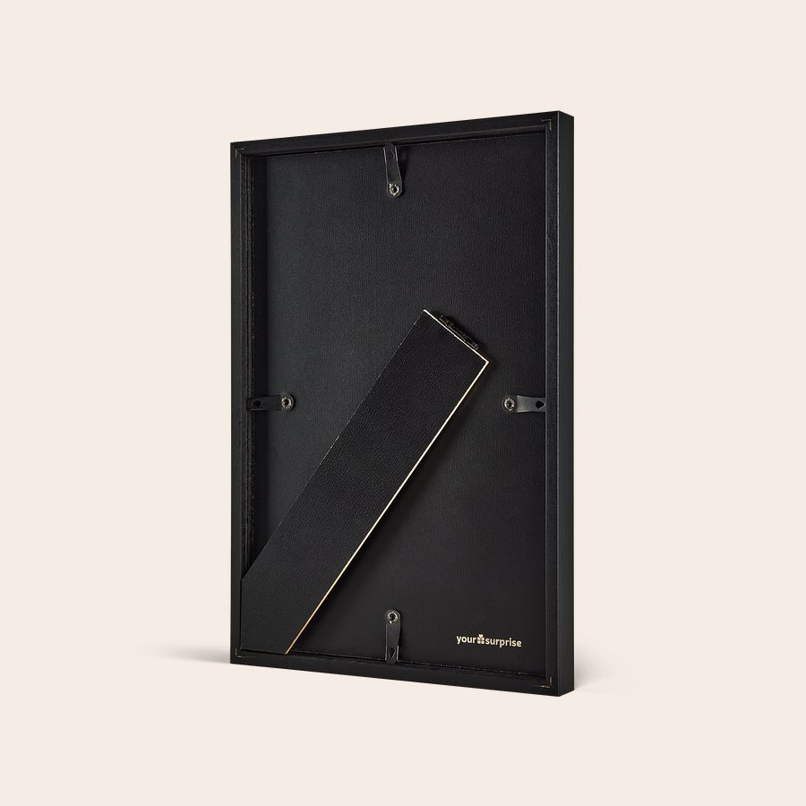 Foto Stampata con Cornice Stampa fotografica con cornice in legno laccato nero, con supporto e ganci per appendere alla parete la foto.