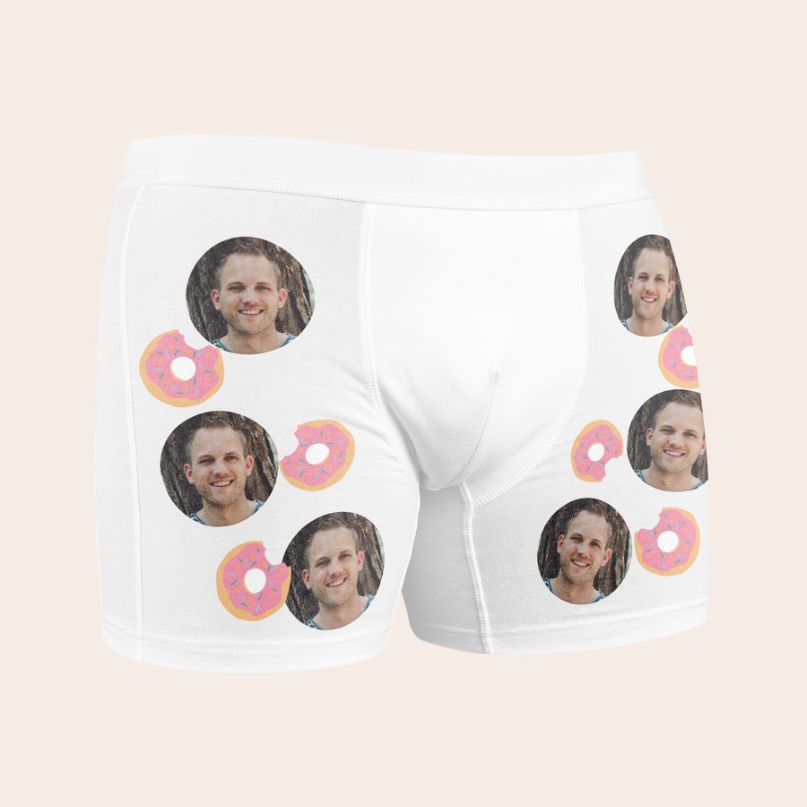 Boxershorts mit Foto Weiße personalisierte Boxershorts mit Fotodruck und Donut-Motiven, die das Gesicht eines lächelnden Mannes zeigen.