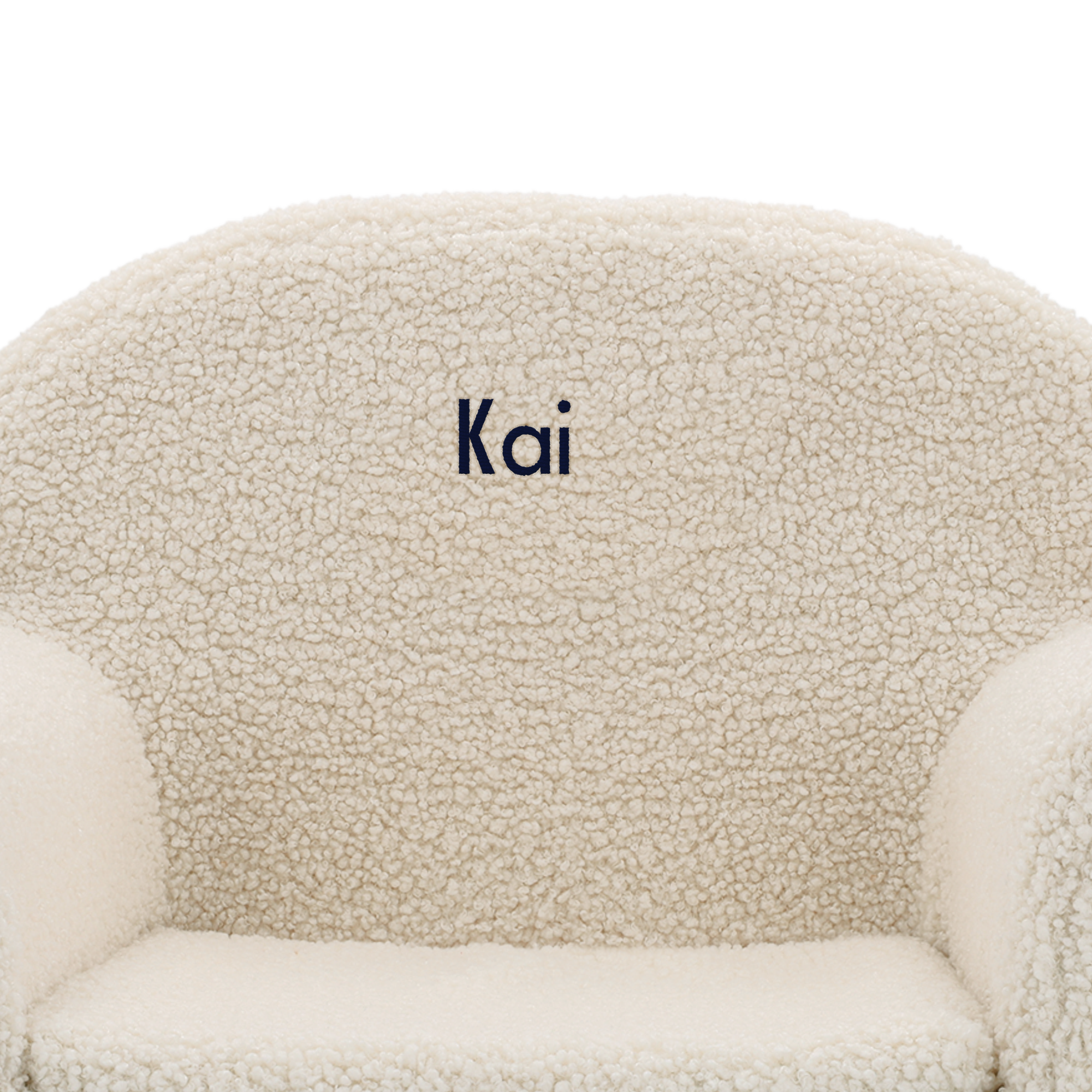 Personalizowany dziecięcy fotel Teddy Chair w kolorze złamanej bieli, z haftowanym imieniem Kai na oparciu