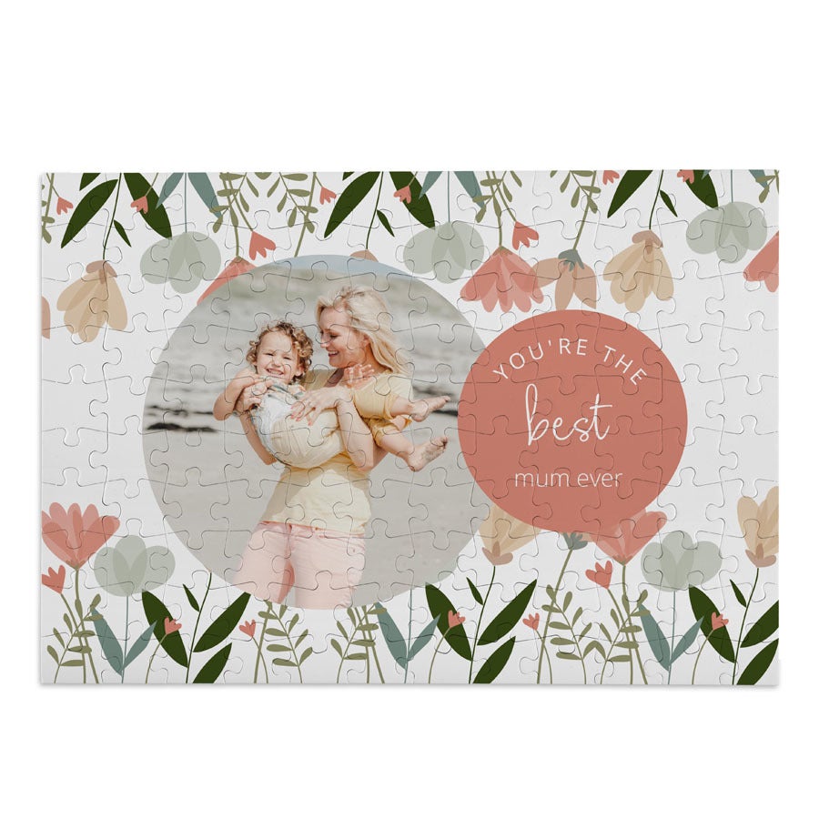 Personligt fotopuslespil med blomsterkant og et billede af mor og barn, perfekt morsdags gave