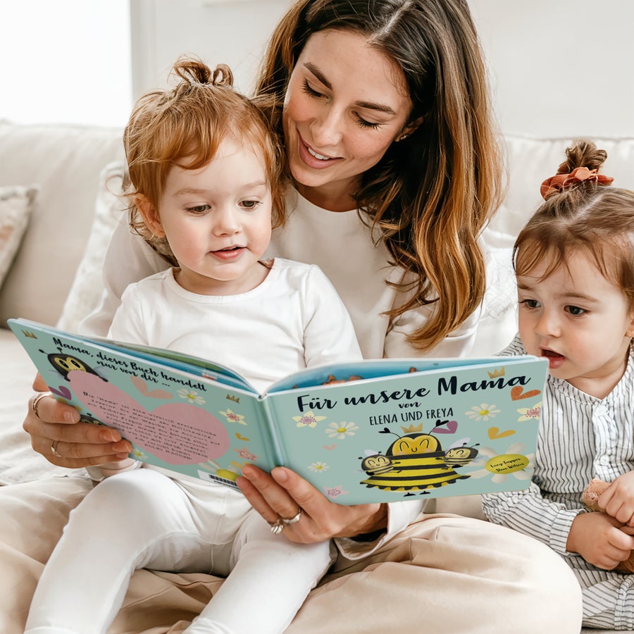 Personalisiertes Buch Mama Mutter liest personalisiertes Buch "Für unsere Mama von ELENA UND FREYA" mit ihren zwei Kindern, ein lustiges Buch für Mama.