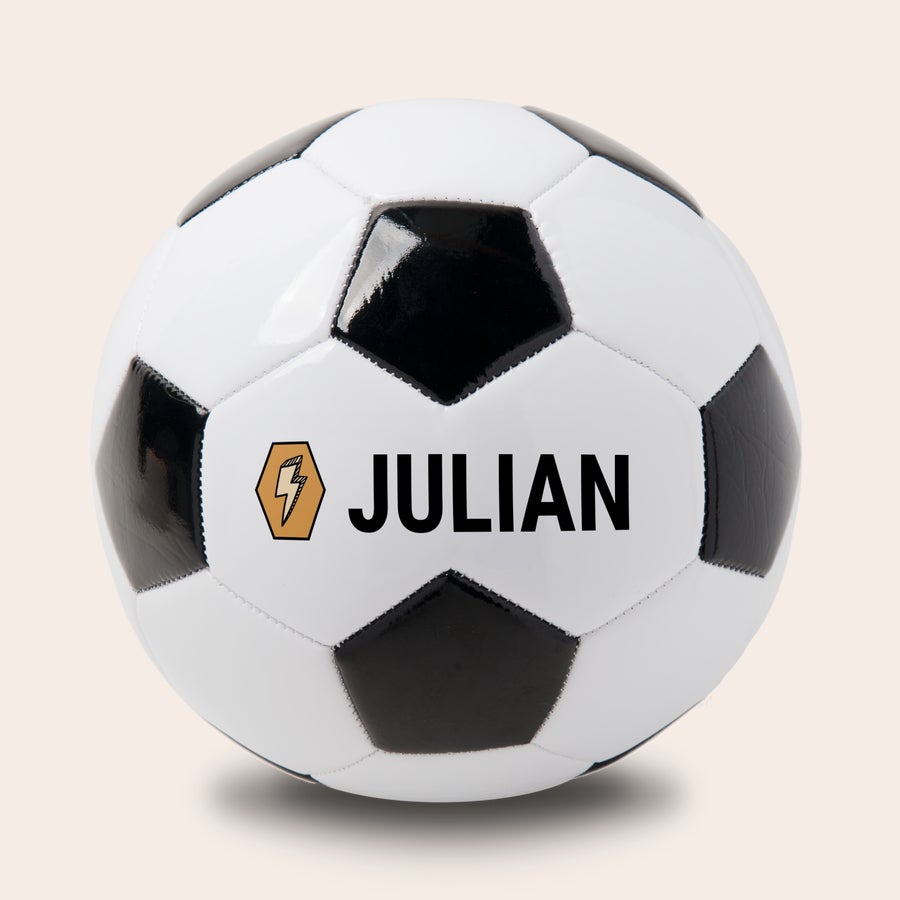 Henkilökohtainen jalkapallo nimellä Henkilökohtainen jalkapallo valkoisena ja mustana, jossa Julian-nimi ja salamasymboli on painettu toistuvasti.