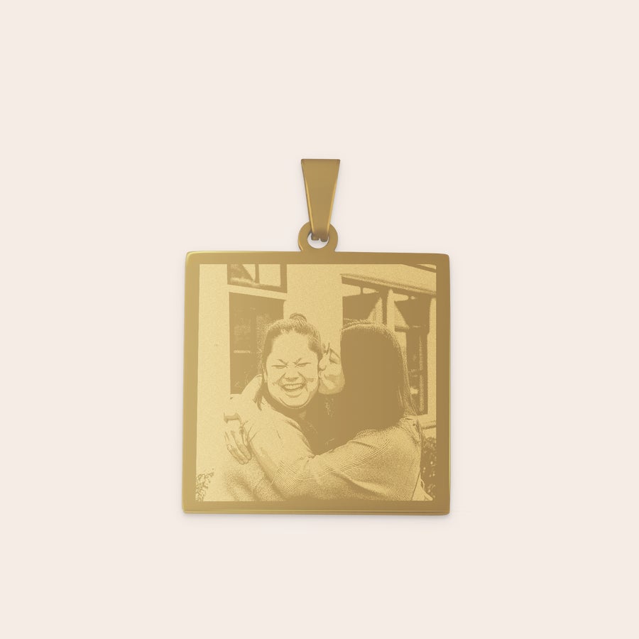 Colar com pendente quadrado Pendente dourado quadrado com uma foto gravada de duas mulheres se abraçando, uma beijando a outra na bochecha