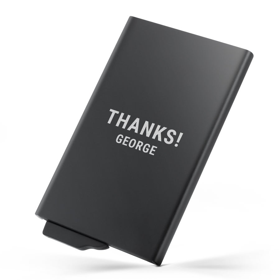 Svart glidelommebok i metall med lasergravert teksten "THANKS! GEORGE" for praktisk oppbevaring av kort.