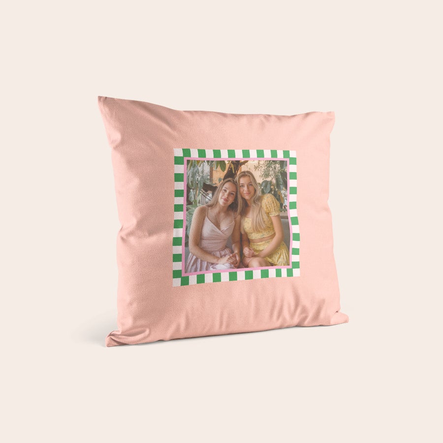 Cojin personalizado con foto Cojín rosa melocotón impreso con foto personalizada de dos chicas y un borde de cuadros verdes.