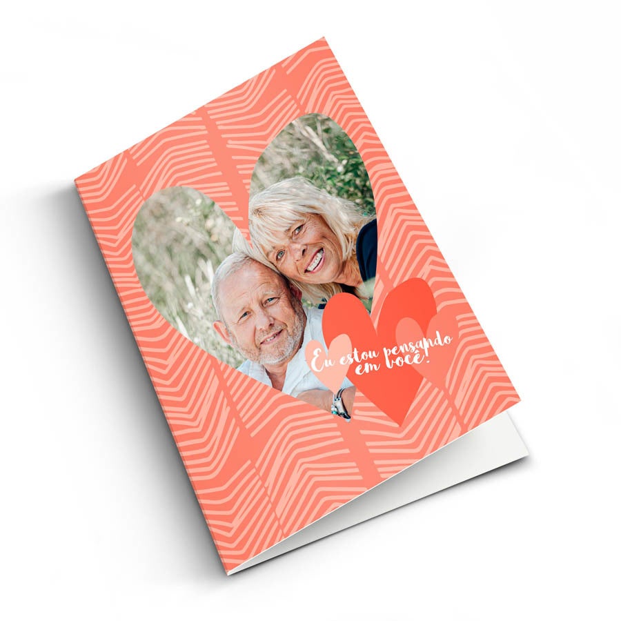 Crie um cartão de foto personalizado com foto impressa de casal em forma de coração e a mensagem "Eu estou pensando em você"