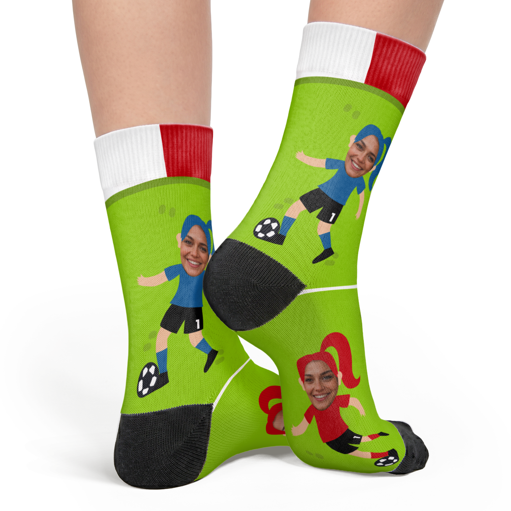 Chaussettes Coupe du Monde entièrement imprimées – 35/38 avec des visages personnalisés de footballeurs et footballeuses sur un terrain de football vert.