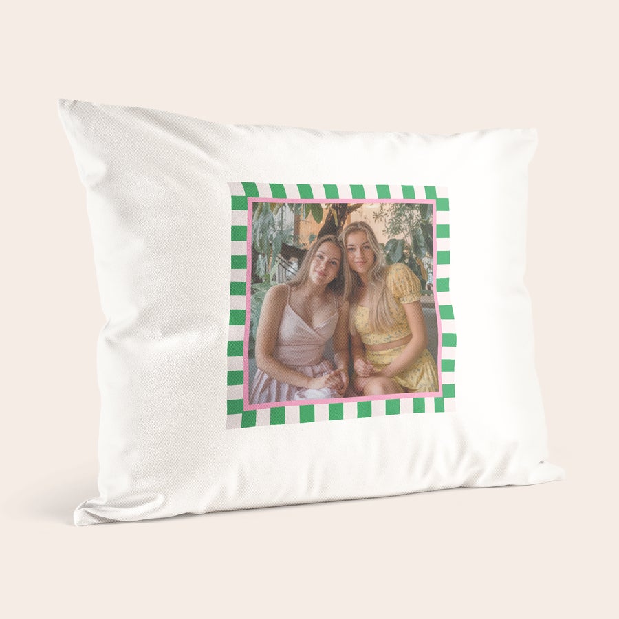 Almofadas impressas personalizadas Almofada personalizada branca com foto impressa de duas jovens, com moldura verde e rosa para surpreender alguém.