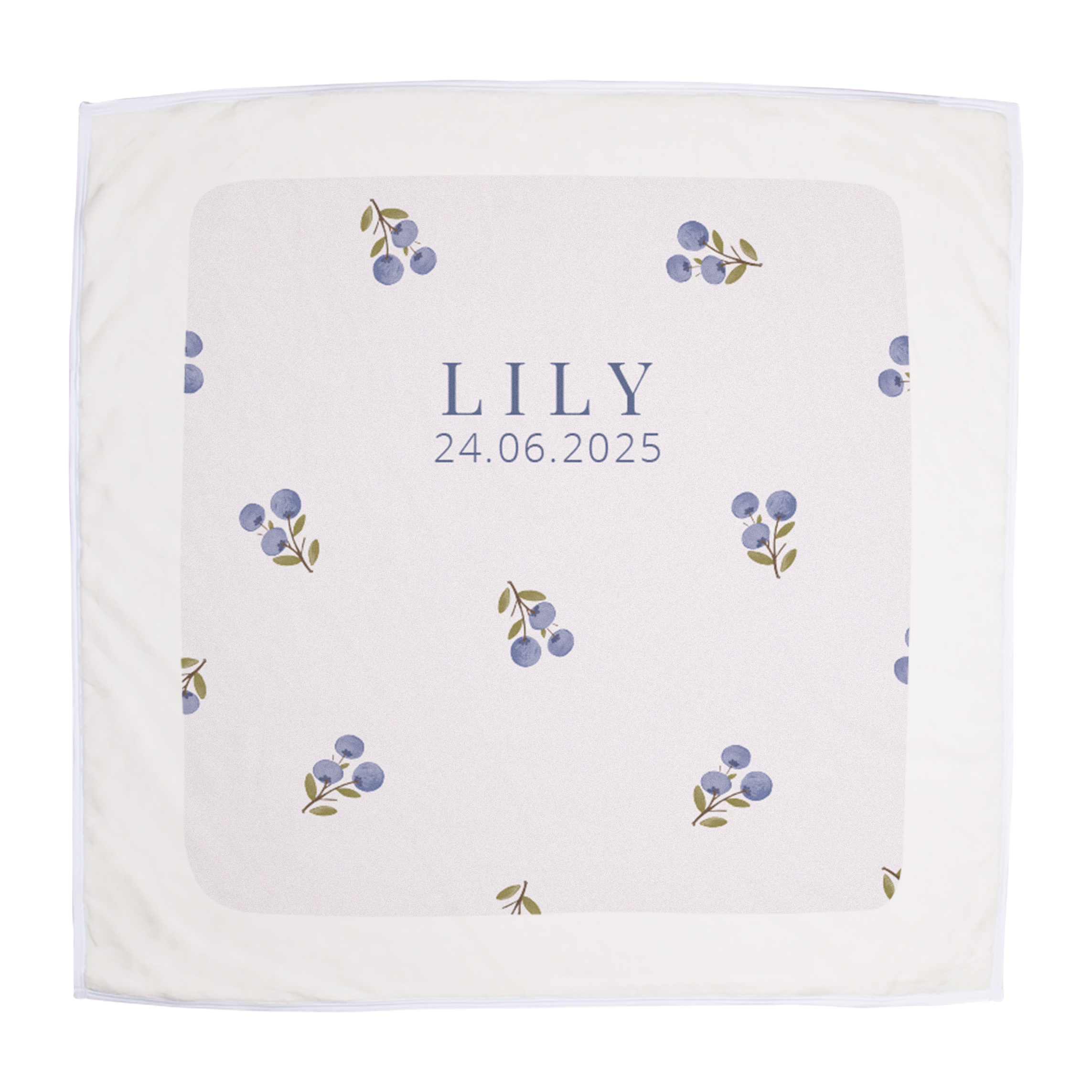 Personligt babytæppe med navn, trykt med navn "LILY" og dato "24.06.2025" og et blåbærmønster.