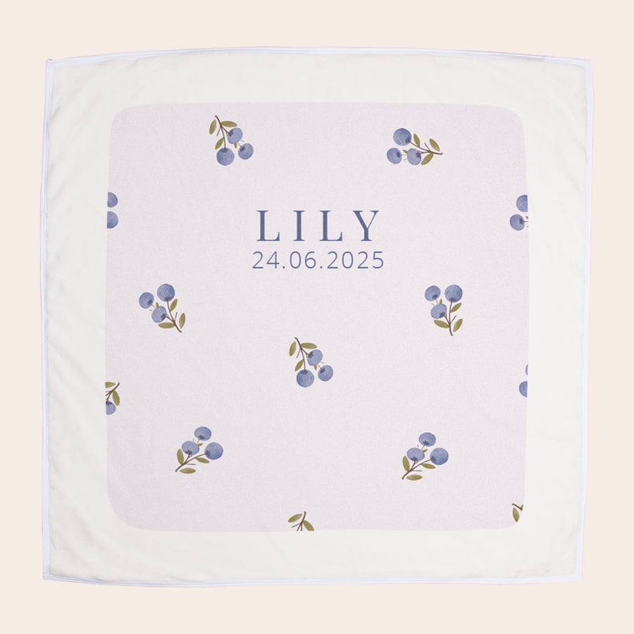 Copertina neonato personalizzata Coperta morbida per neonati personalizzabile, stampata con nome LILY e data 24.06.2025, fantasia mirtilli viola.