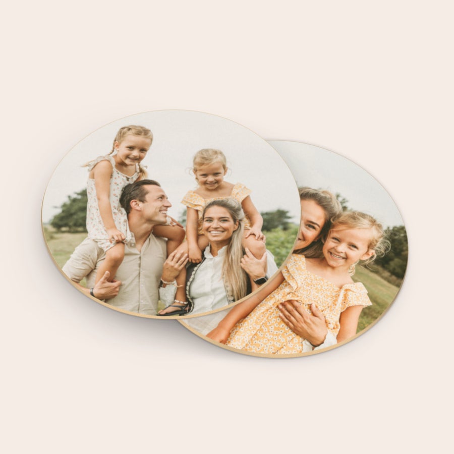 Bases para copos de cerveja personalizadas Dois porta-copos de cerveja personalizados com foto de uma família sorrindo, impressa em papelão de feltro.