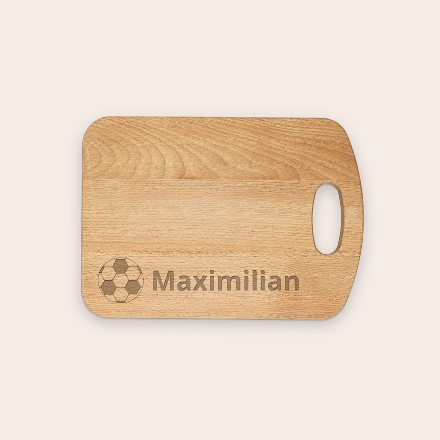 Frühstücksbrett mit Gravur Holzbrettchen mit Fußballmotiv und dem Namen Maximilian, als personalisiertes Geschenk mit Gravur.