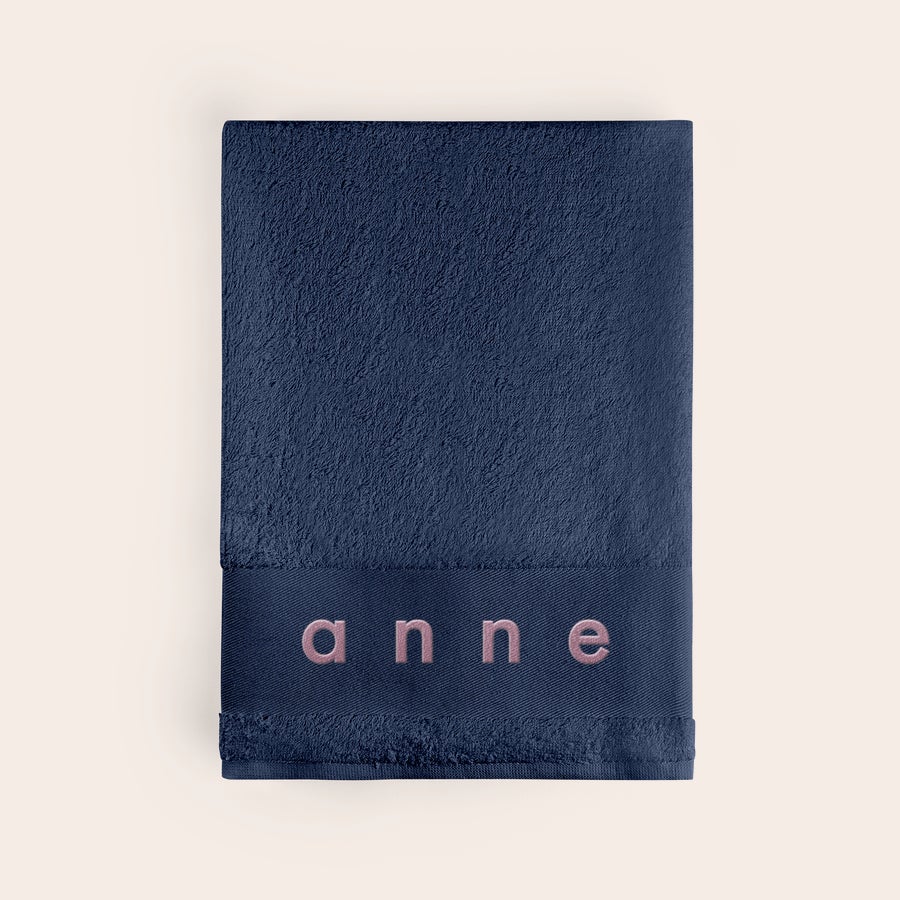 Asciugamano da bagno con testo Asciugamano da bagno personalizzabile blu scuro con nome ANNE ricamato in rosa pastello