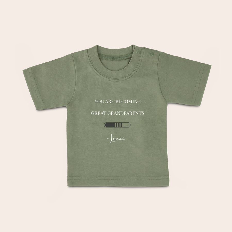 Tricou personalizat - Bebeluș Cămașă veselă pentru bebeluș, personalizată cu textul You are becoming great grandparents și numele Lucas, imprimată pe o cămașă verde cu mâneci scurte.