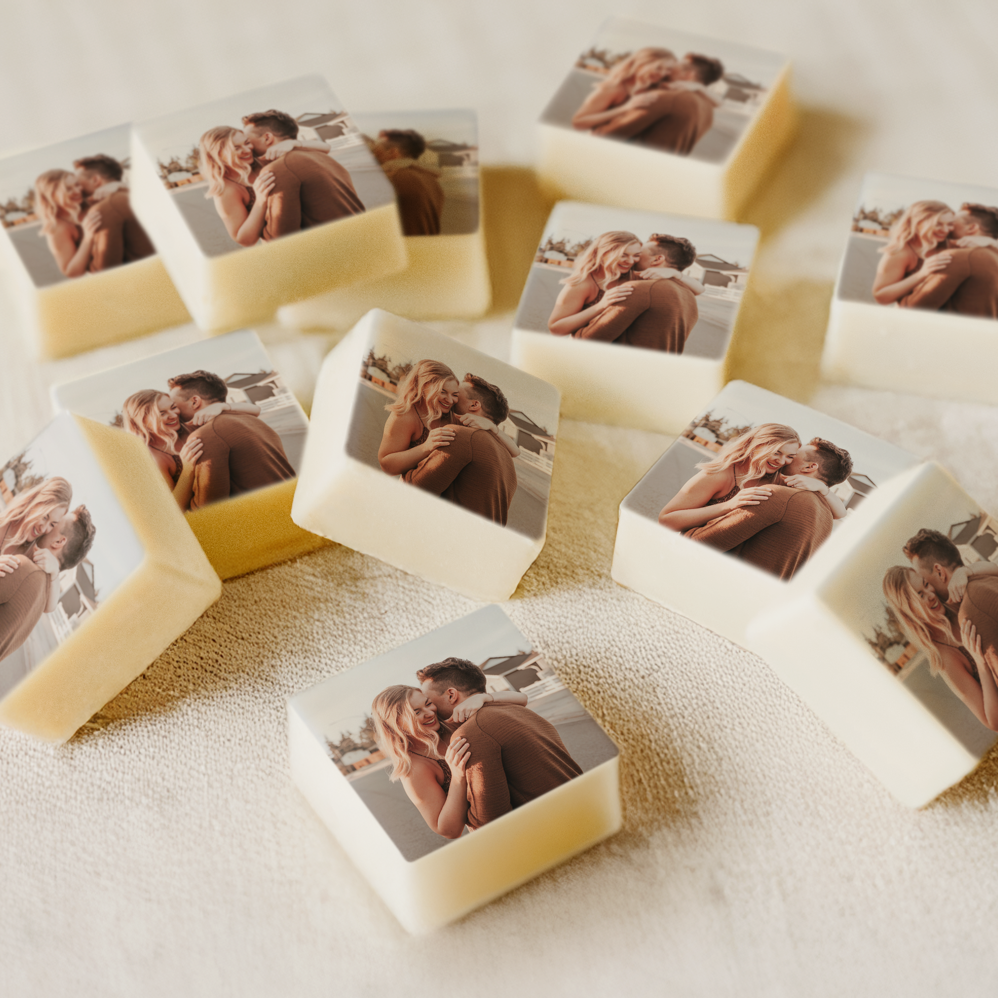 Praline albe cu ciocolata personalizate cu fotografia unui cuplu, cele mai delicioase bomboane praline cu fotografie sau siglă.