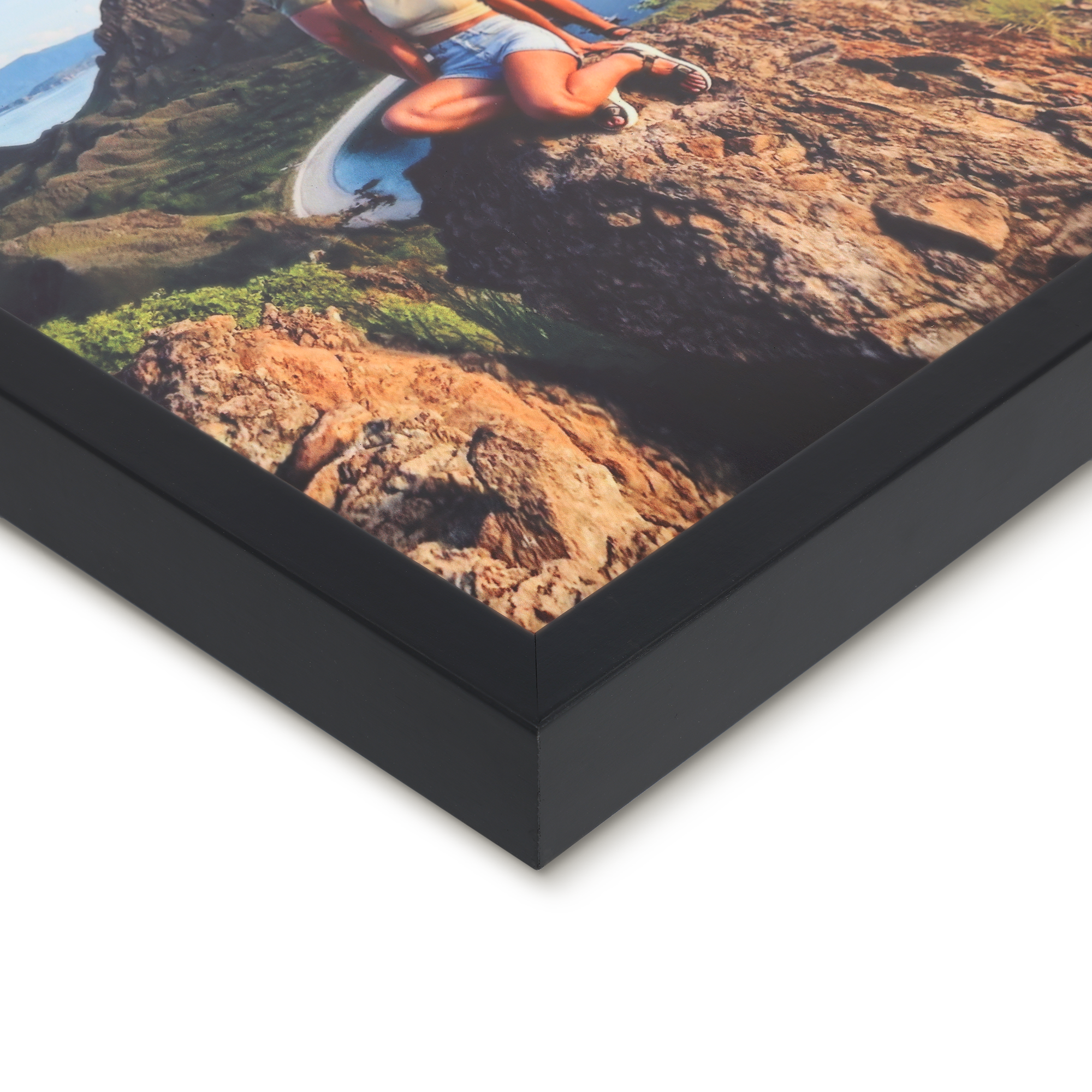 Individuell bedrucktes Foto mit Rahmen, das eine Person auf einem Felsen über dem Meer zeigt