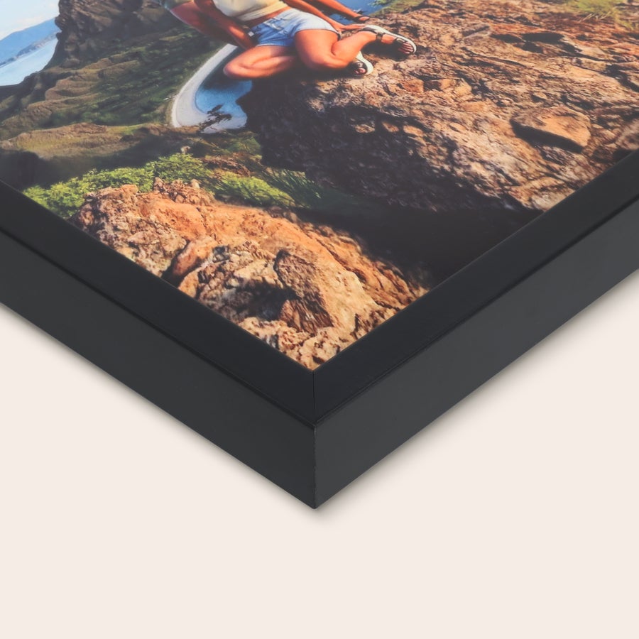 Fotografie înrămate Poster personalizat cu o femeie așezată pe o stâncă, încadrat într-o ramă elegantă din lemn negru, imprimat cu o fotografie