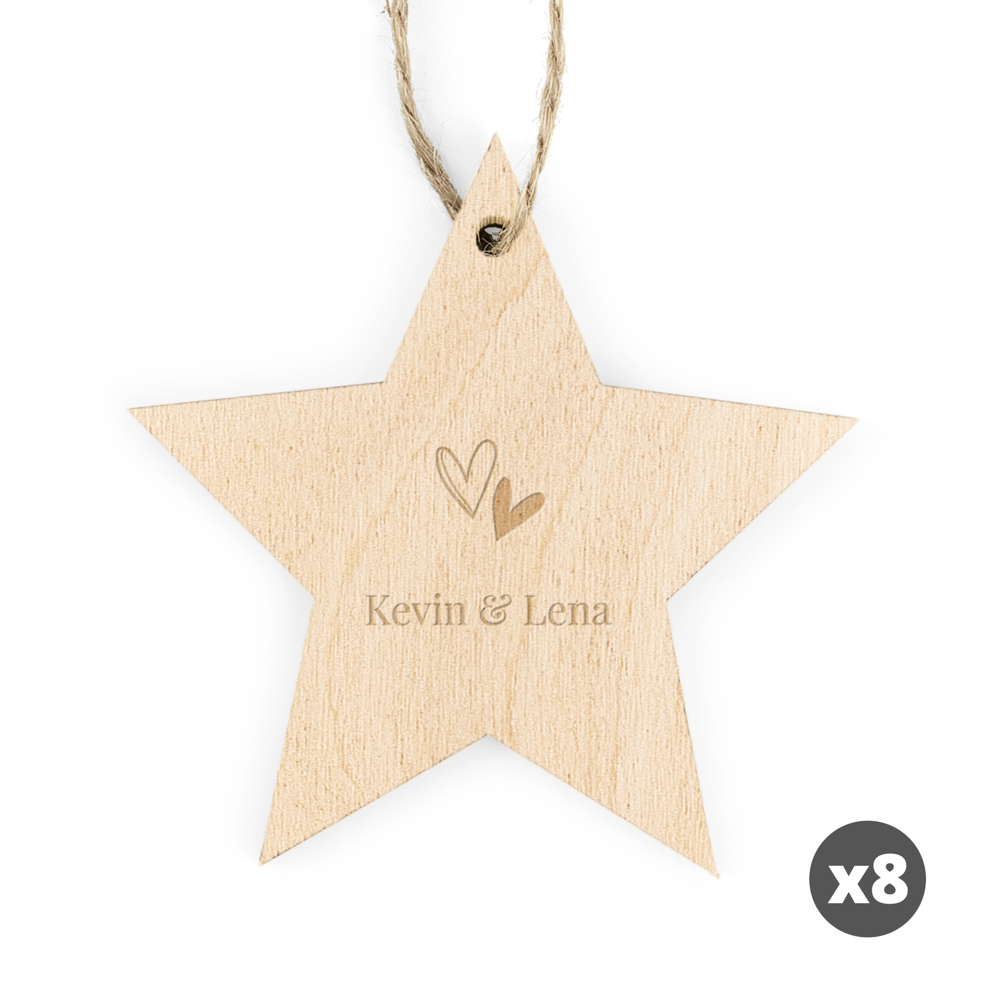 Ein einzigartiger Holzstern mit Gravur "Kevin & Lena" und zwei Herzen, perfekt als Weihnachtsbaum Deko.