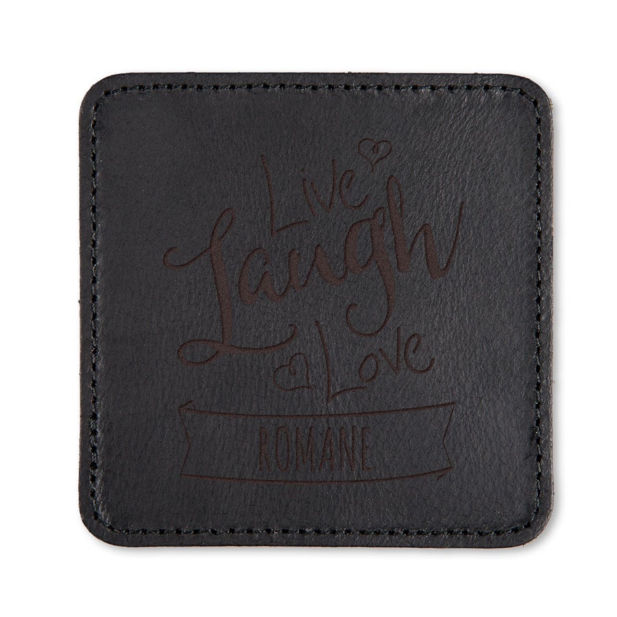 Sous-verre en cuir noir carré gravé du texte "Live Laugh Love" et du prénom Romane, un dessous de verre personnalisé.
