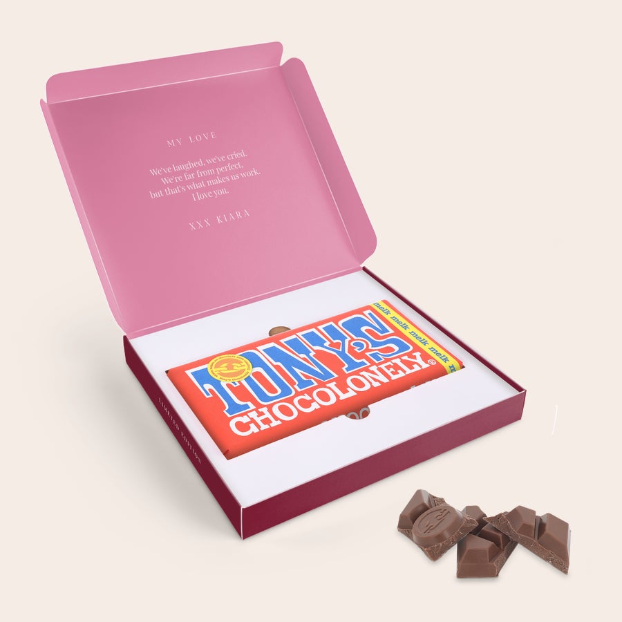 Tony's Chocolonely Giftbox Roza darilna škatla s personaliziranim sporočilom in čokolado Tony's Chocolonely za presenečenje.