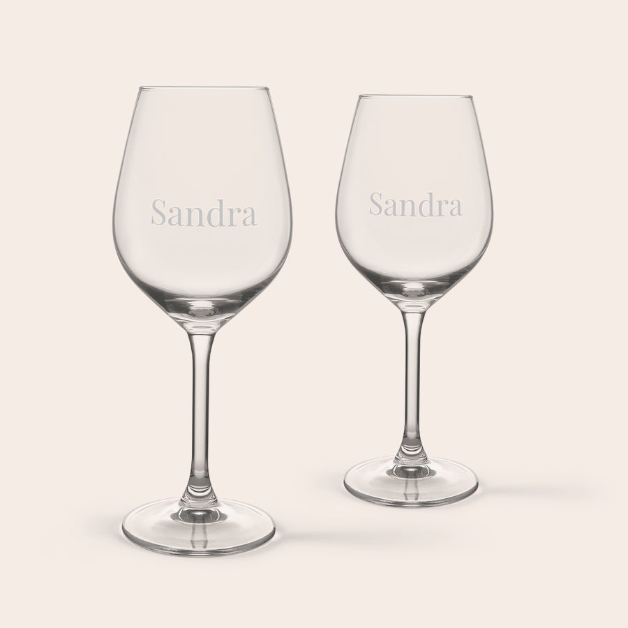 Coffret cadeau apero personnalisé avec vin et en-cas Deux verres à vin personnalisés gravés du prénom Sandra, pour prendre l'apéritif.