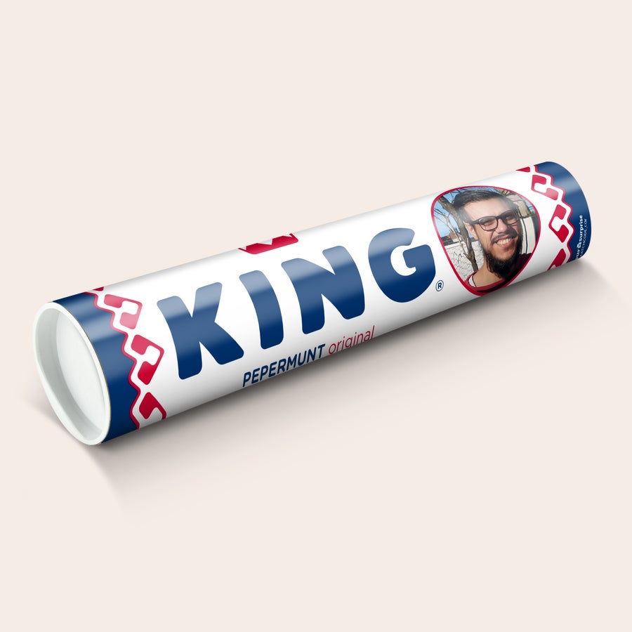 Riesen Rolle KING Pfefferminz personalisieren Personalisierte KING Pfefferminz Riesenrolle mit blau-rotem Muster und einem Foto, bedruckt mit "KING Pepermunt original".