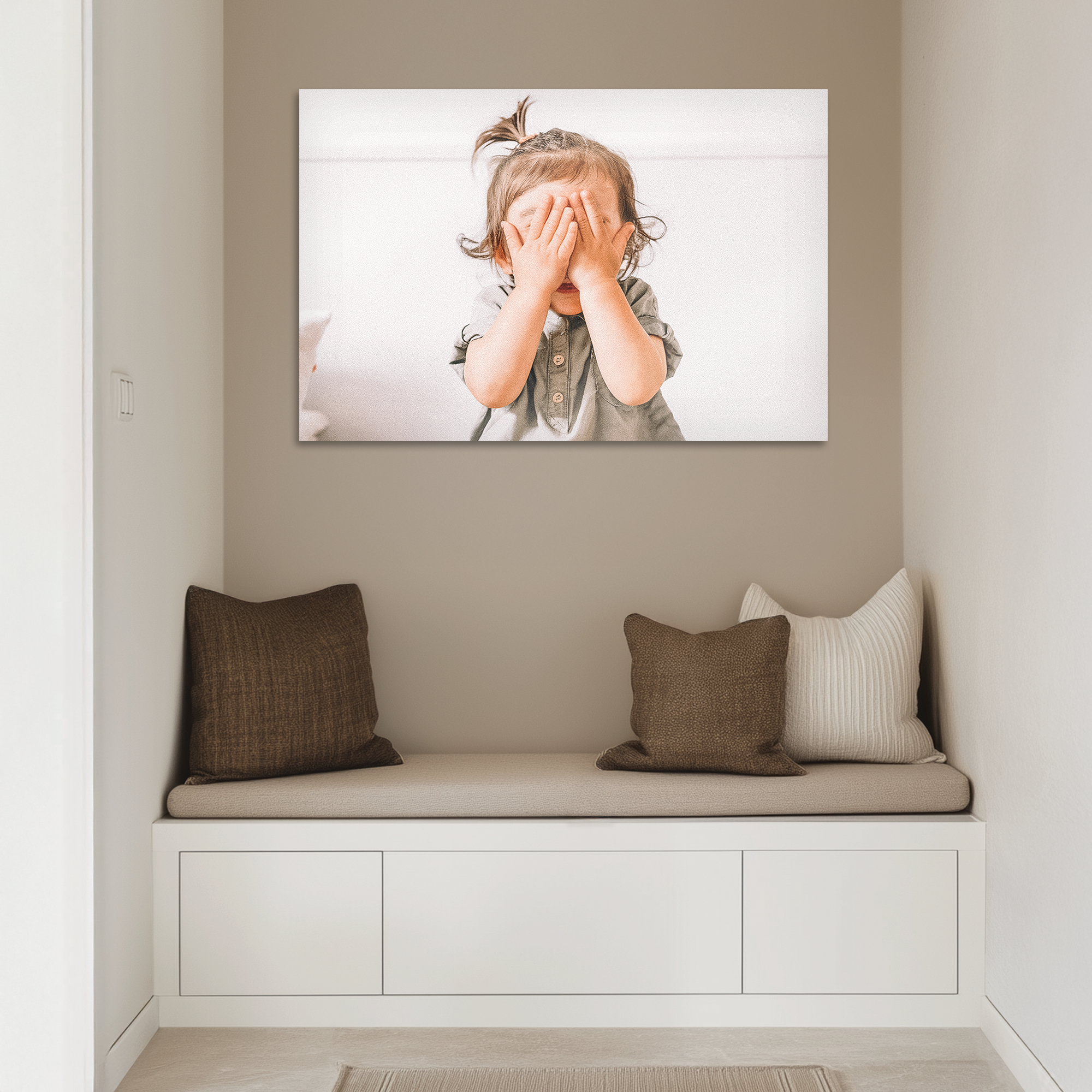 Personlig Chromaluxe aluminium fotoprints av et barn med hendene foran ansiktet.