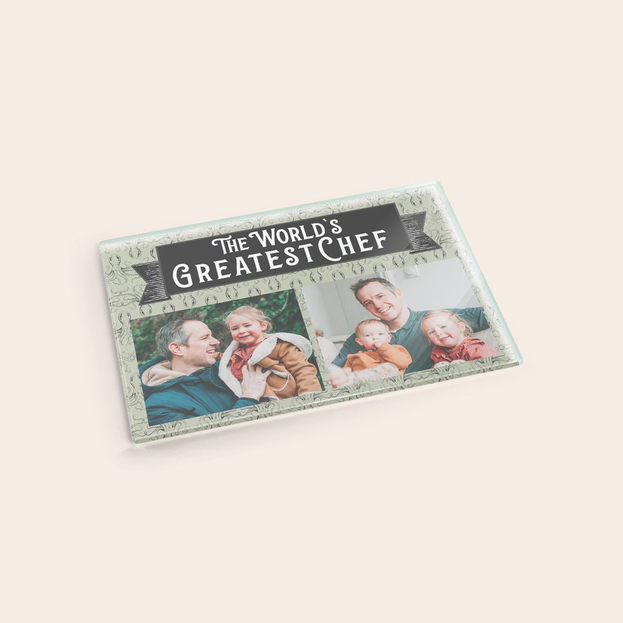 Tagliere in Vetro Personalizzato Tagliere in vetro personalizzato con una foto di famiglia e testo "The World's Greatest Chef". Personalizza questo fantastico tagliere con una tua foto o un testo!