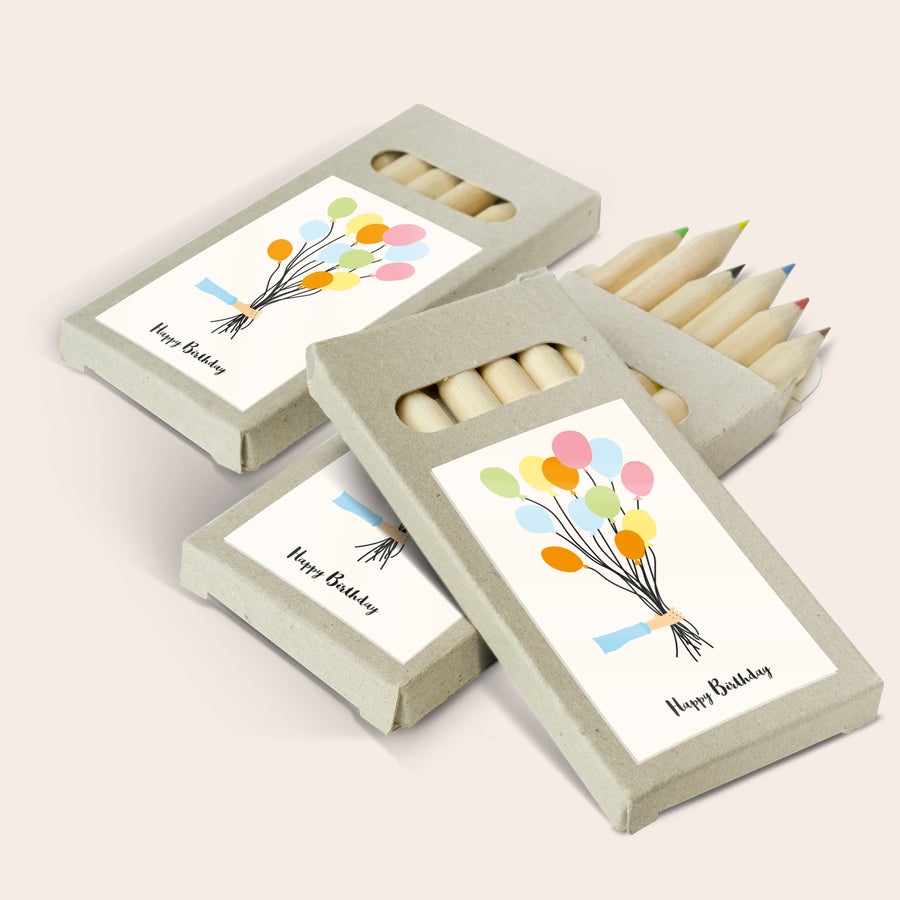 Súprava pasteliek Personalizovaná mini sada 6 farebných ceruziek s vlastnou potlačou balónov a textom Happy Birthday. Perfektný mini darček ako poďakovanie za účasť hostí!