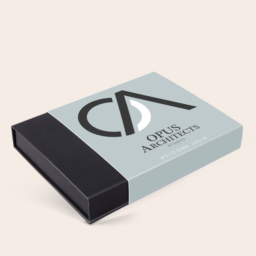 Personalizowana bombonierka - świąteczna Spersonalizowane świąteczne czekoladki w pudełku z nadrukowanym logo "Opus Architects Studio" i napisem "Welcome Julia"