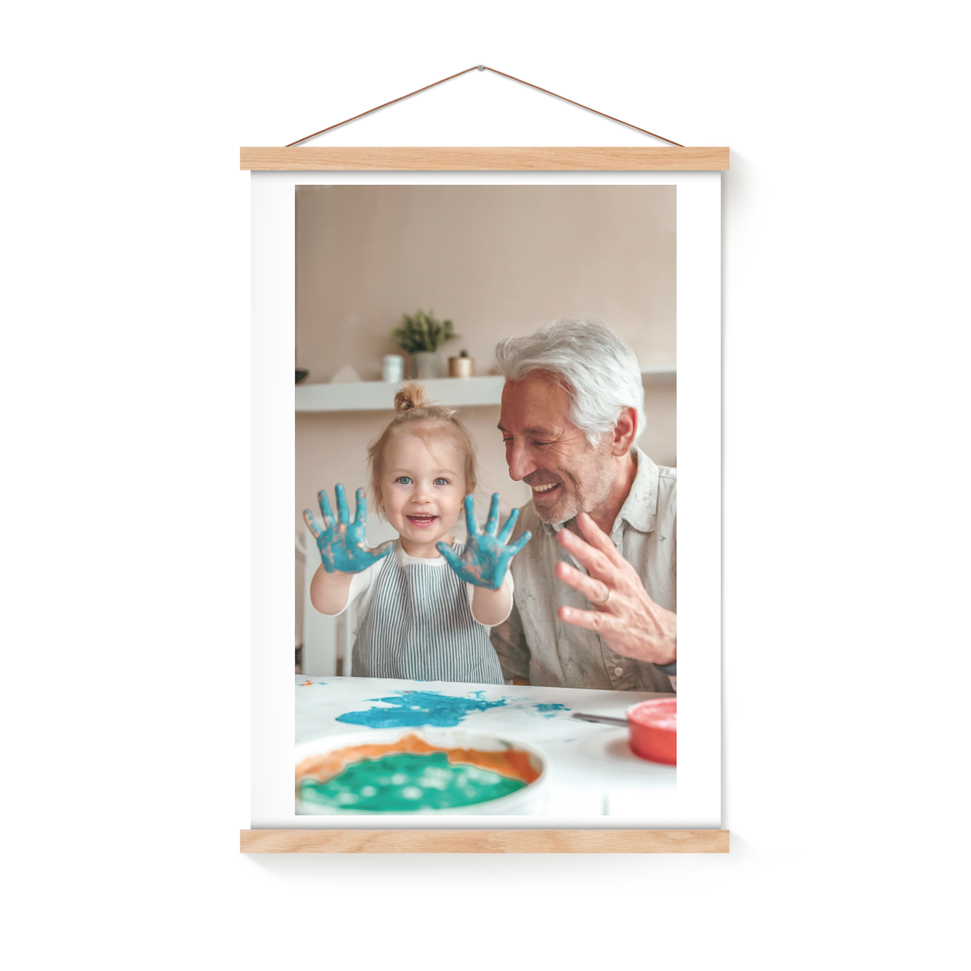 Póster personalizado com foto de avô e neta a pintar, emoldurado com ripas de madeira. Imortalize os seus momentos.
