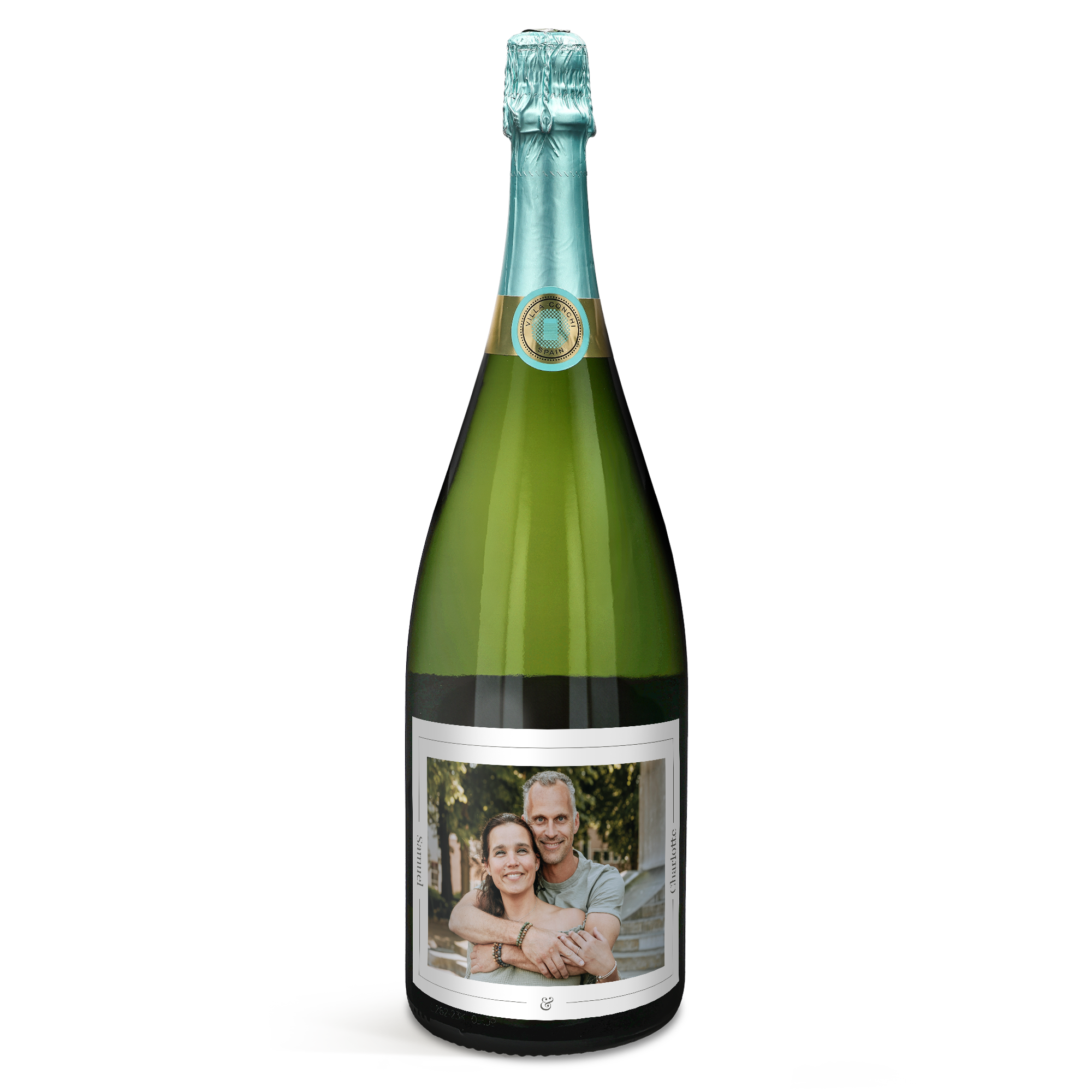 Láhev Cava Villa Conchi - Magnum s personalizovaným štítkem s fotografií páru a jmény Samuel a Charlotte.